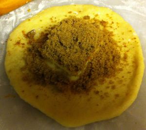 Sprinkle the sugar on the cinnamon